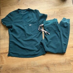 Figs Zamora Joggers and Catarina Top Green size Small
